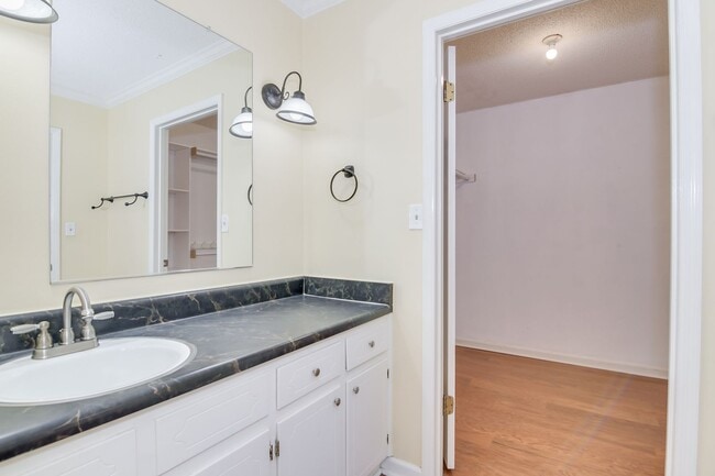 Building Photo - Great Location 4 Bedroom