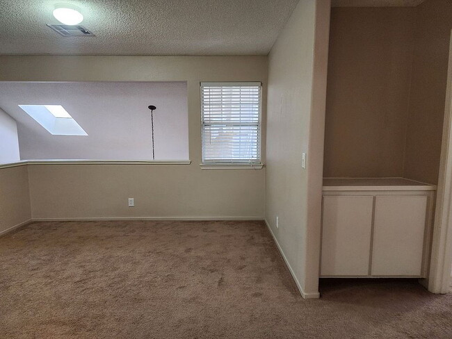 Building Photo - Clean and Spacious 3Bedroom
