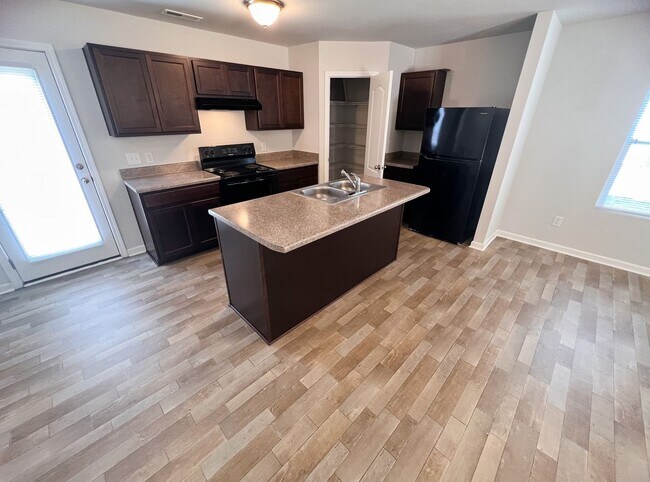 Building Photo - Gorgeous 3 bedroom, 2 1/2 bathroom two-story home in Winston Salem