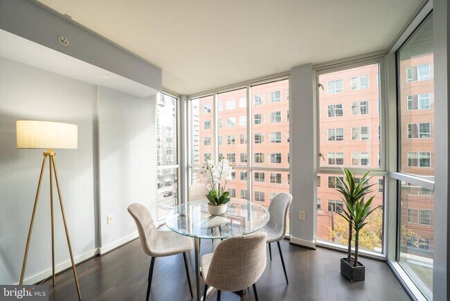 Building Photo - 1025 1st St SE