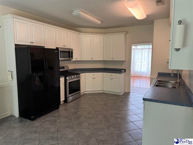 Building Photo - 3401 Saxon Dr