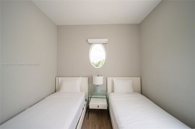 Building Photo - 3653 SW 26th St