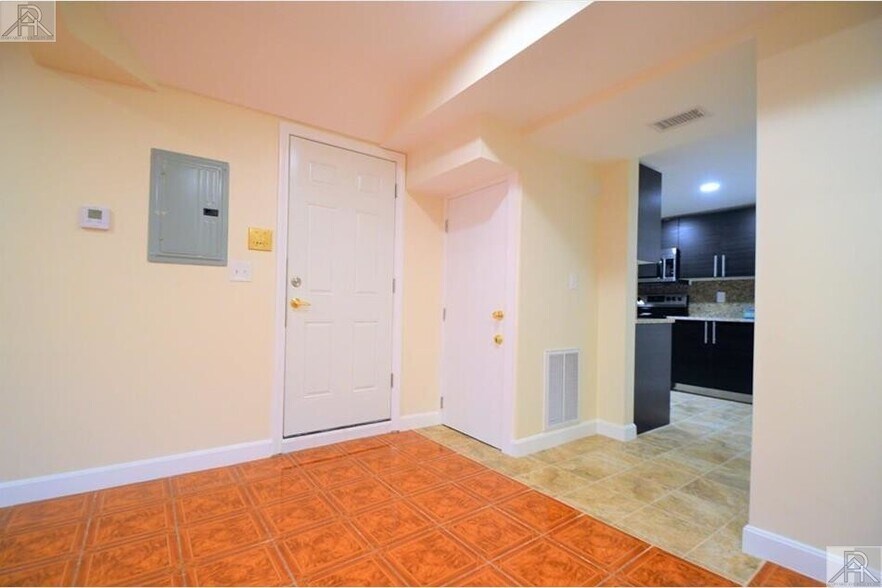 Building Photo - 73 Thatcher St