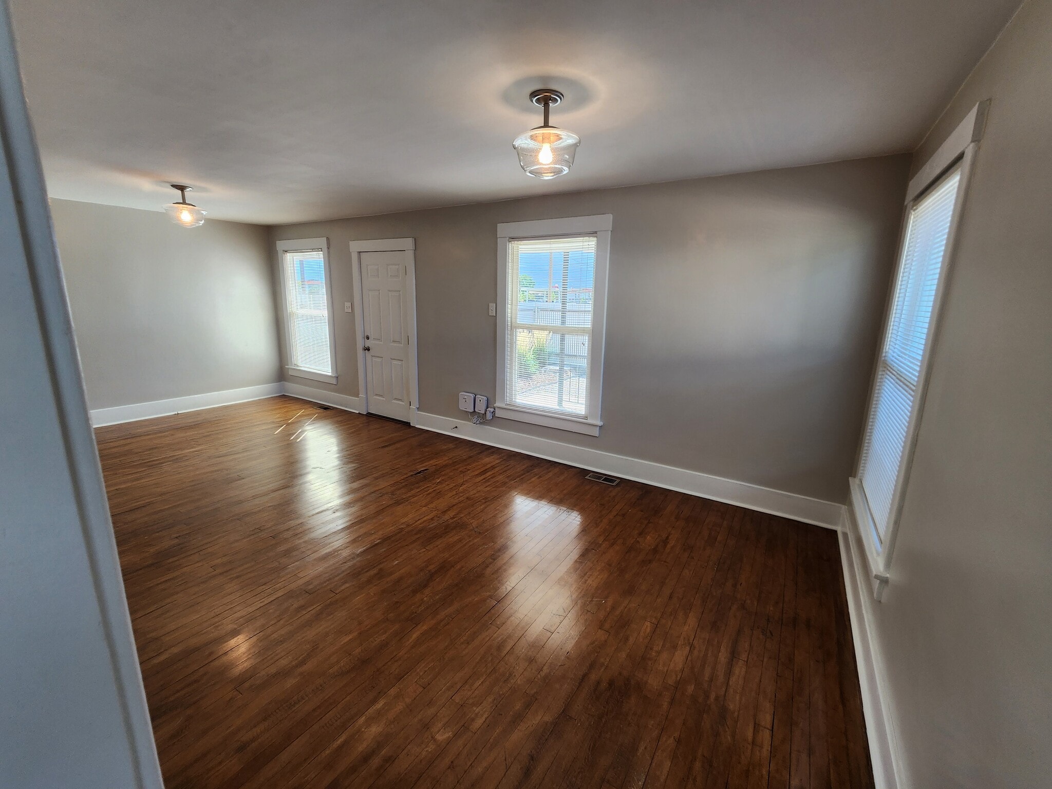 Great room view from kitchen - 3017 Grandview St
