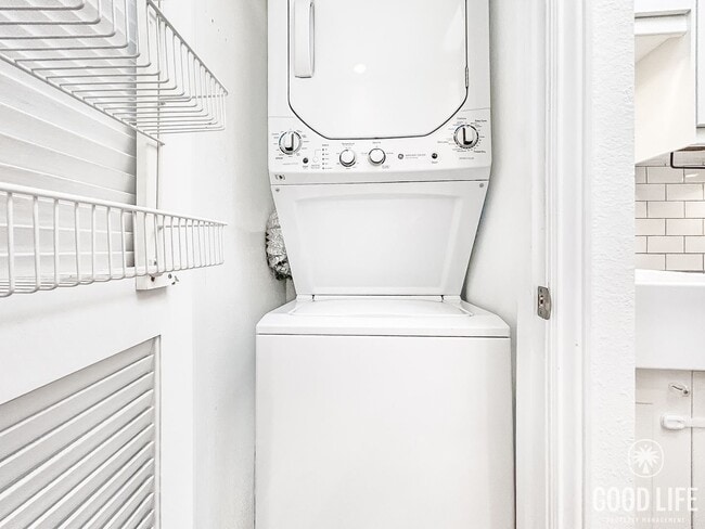 Building Photo - Beautiful 2BD/2BA W/ Reserved Parking and In-Unit Laundry in La Mesa!