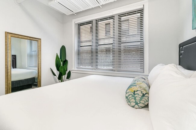 Building Photo - 635 W Roscoe St