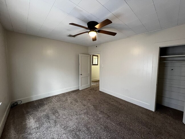 Building Photo - Two bedroom, One Bathroom , near UL