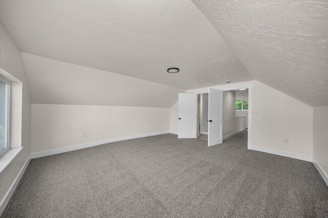 Building Photo - New Updated 3 Bed 2 Bath Lower South Hill Home!