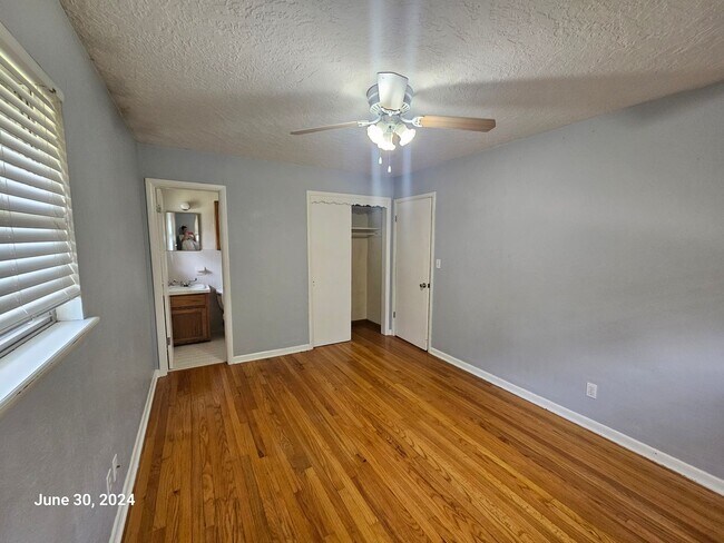 Building Photo - PRELEASING for Mid-July 2026! (3) Bed/(1.5) Pet Negotiable!