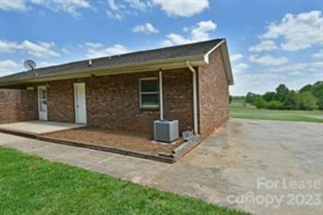 Building Photo - 166 Glen-Gar Dr