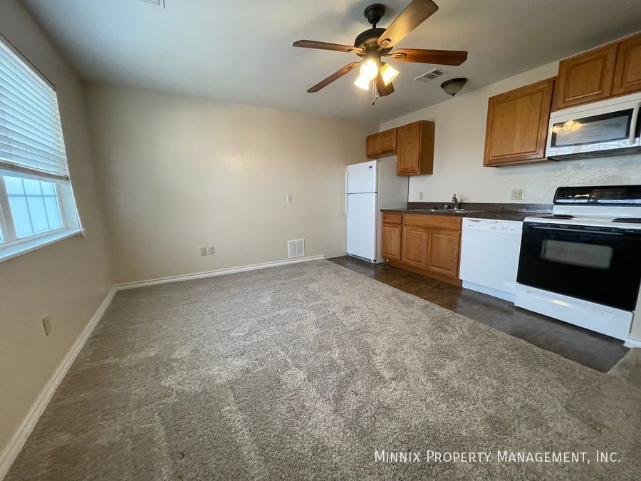 Building Photo - 1400 5th Ave