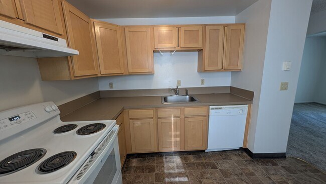Building Photo - 2 bedroom 1 bath apartment. *1/2 off your first months rent if your application is approved by Ap...