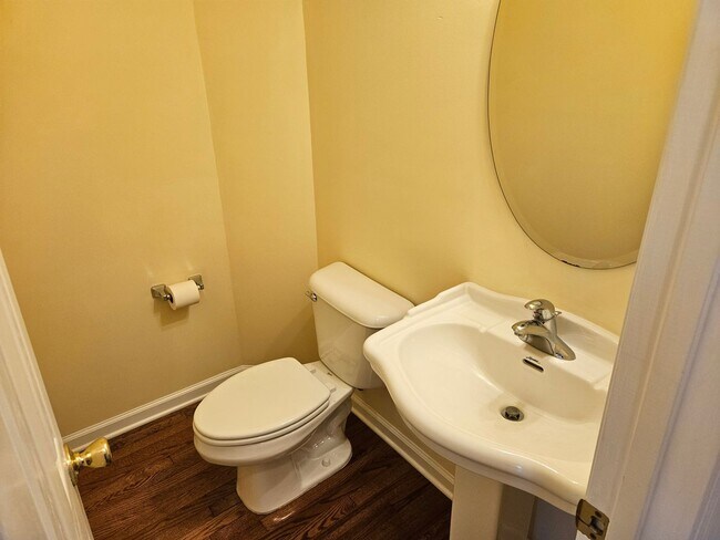 Building Photo - Beautiful 4 bedroom, 2.5 bath home in the ...