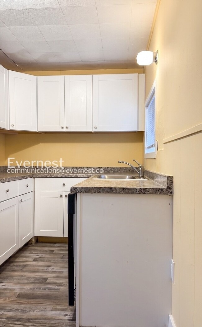 Building Photo - 2-Bed/1-Bath Town Home/ Available Now!