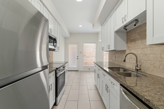 Building Photo - 600 Wilcrest Dr