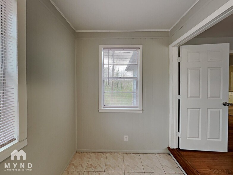 Building Photo - 940 Nelson Dr