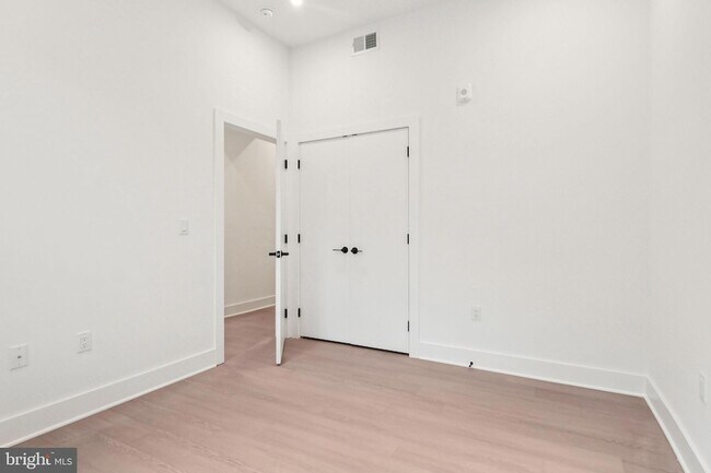 Building Photo - 30 W Allens Ln