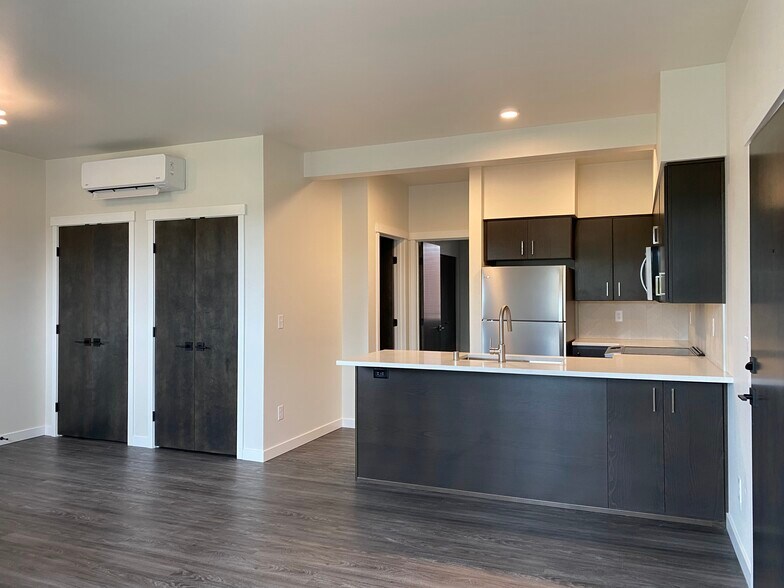 Building Photo - 1305 Larrabee Ave