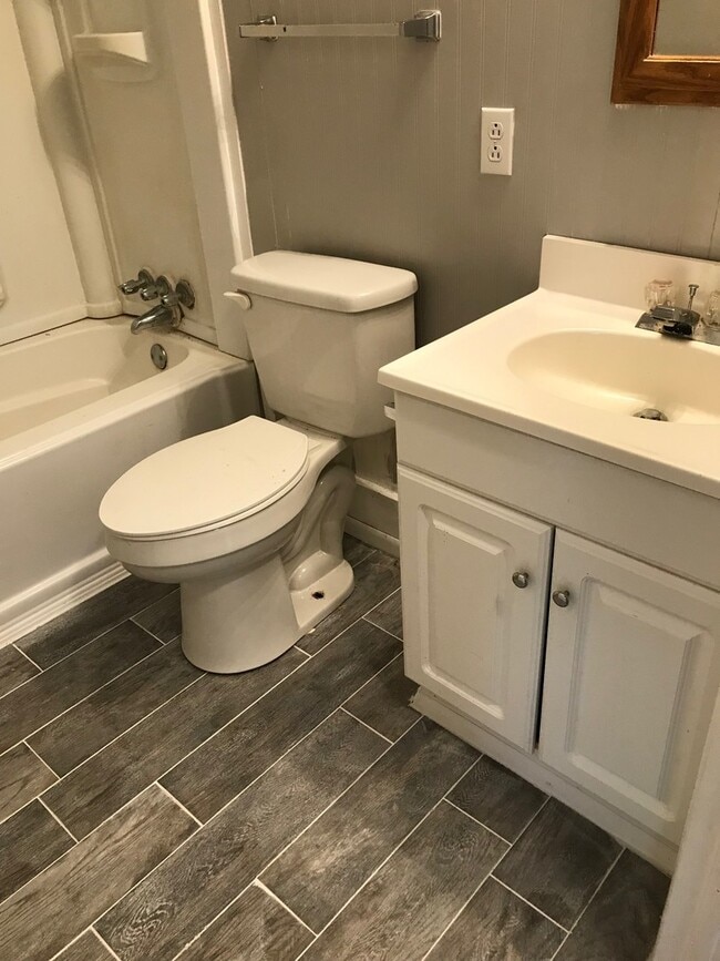 Building Photo - Updated 3 bedroom home sitting on 1 acre in Tuscola!!