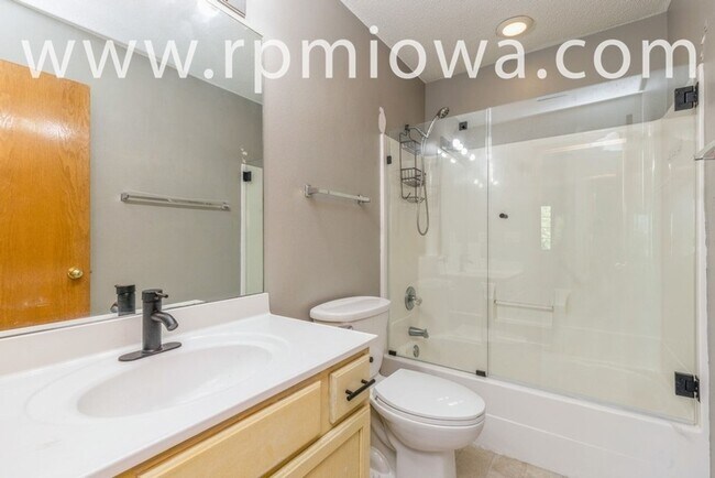 Building Photo - GREAT LOCATION!! 4 Bedroom, 3.5 Bathroom Home in West Des Moines