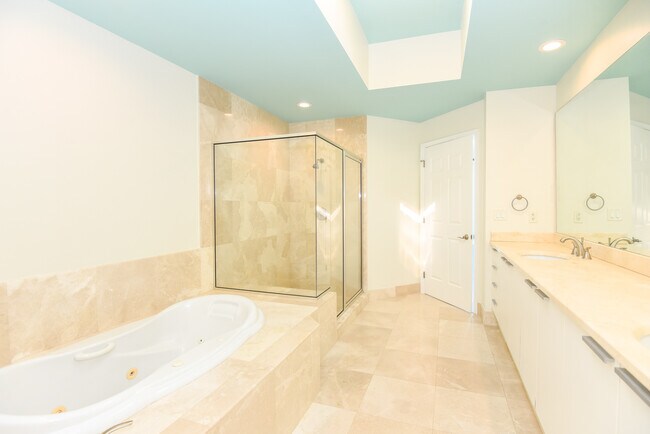 Building Photo - 231 Riverside Dr