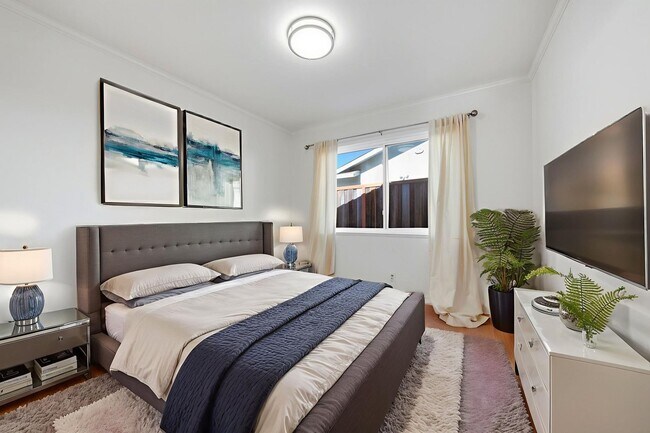 Building Photo - Large Oakland Hills Home With Large Garage/Yard +Laundry Hook-Ups!