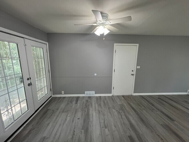 Building Photo - Cozy 3 Bedroom Home with Spacious Yard and...