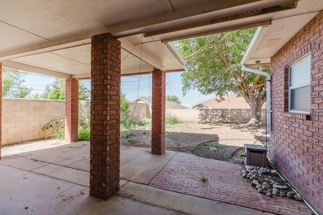 Building Photo - Spacious 4 Bedroom Home with Fireplace