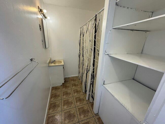 Building Photo - 414 Main Ave W