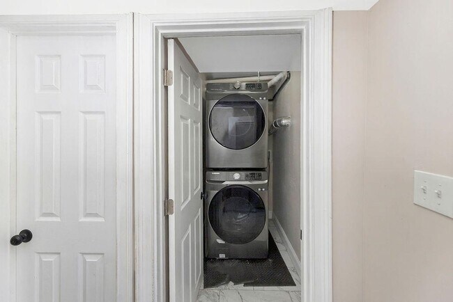 Building Photo - 385 Fairmount Ave