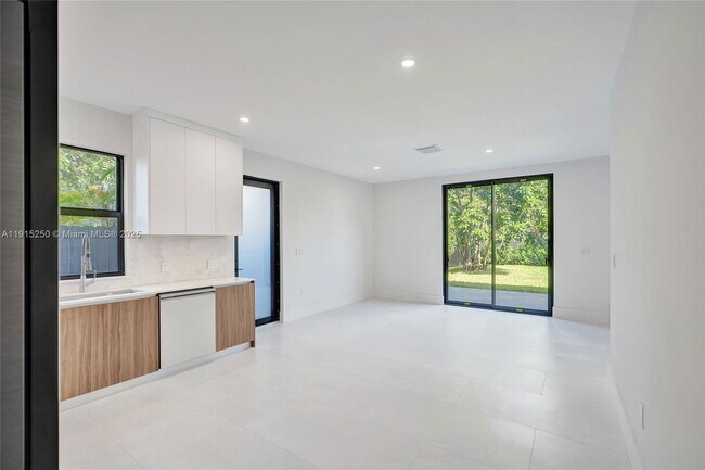 Building Photo - 119 NE 118th St