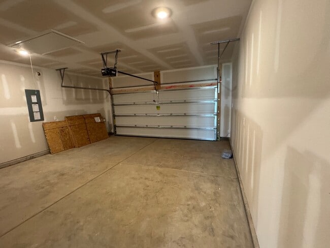 Building Photo - 811 Ireland Dr