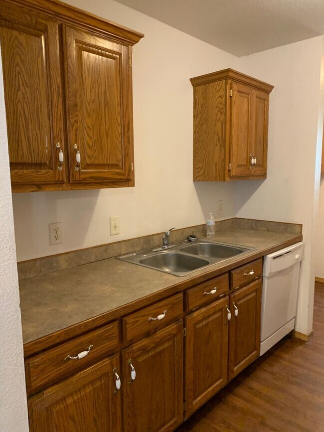 Building Photo - 2BR/1BA Apartment Near MSSU! DOWNSTAIRS UNIT!!