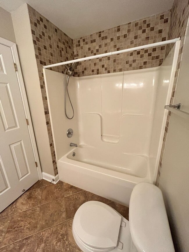Building Photo - Like New Townhome in Old SW! Close to Cari...