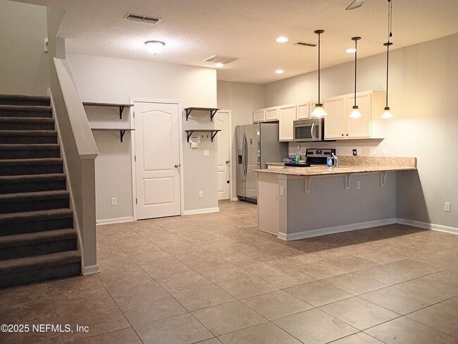 Building Photo - 425 Oasis Ln