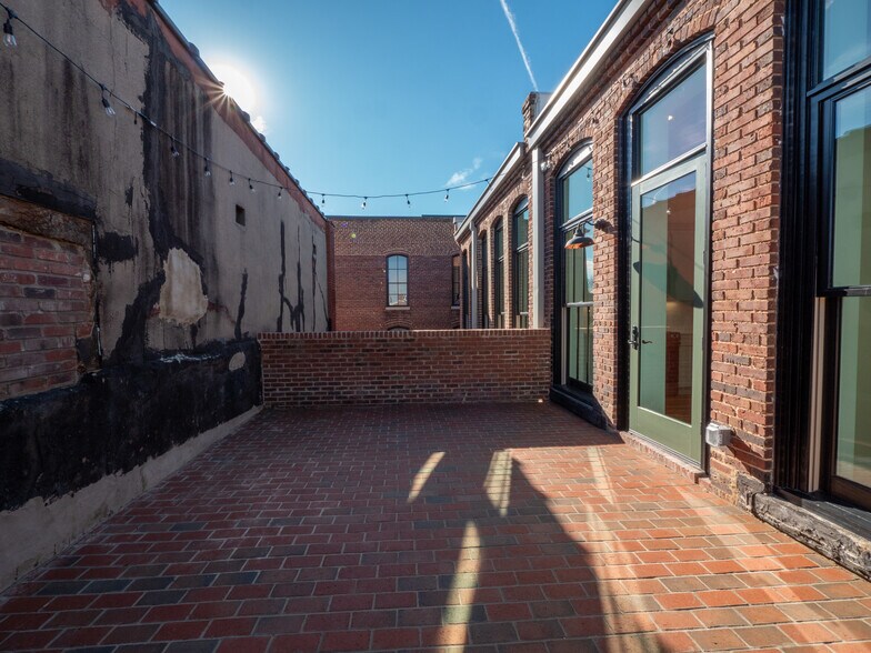 Building Photo - 121 N Main St