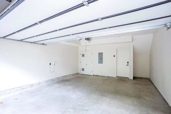 Building Photo - 776 E Argyle Ave