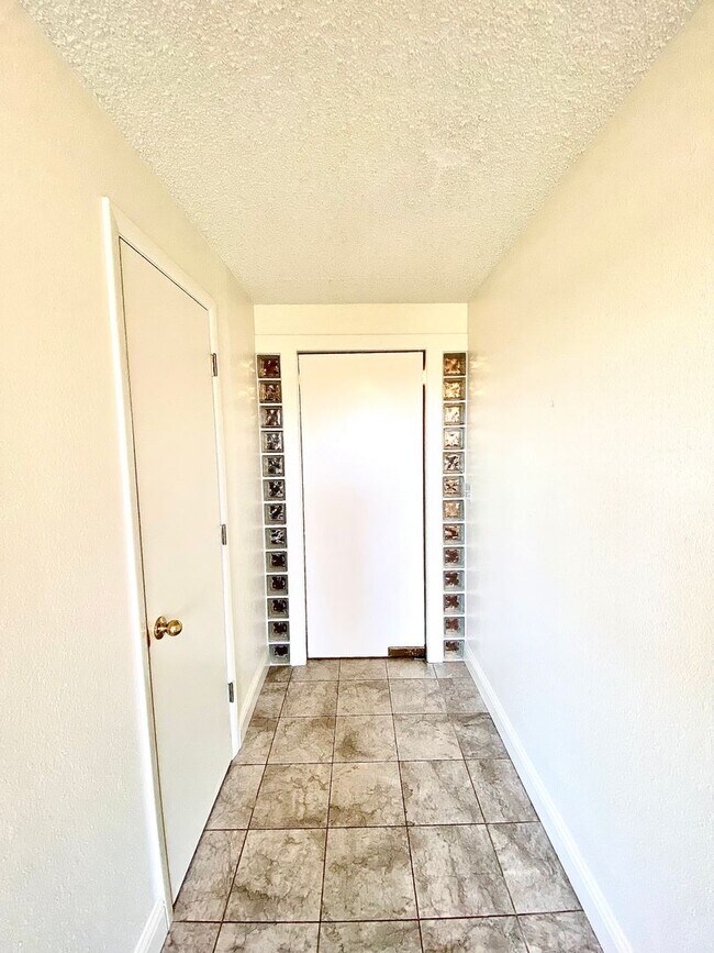 Building Photo - Lovely Highlands Home w/a View Available 7...