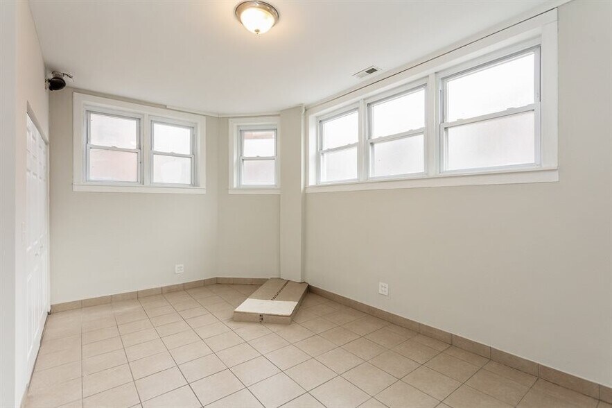 Building Photo - 1209 E Madison Park