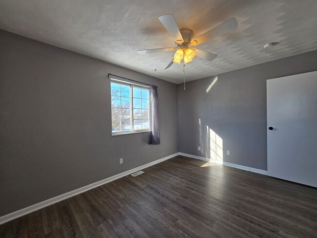 Building Photo - Spacious 5-Bedroom Family Home