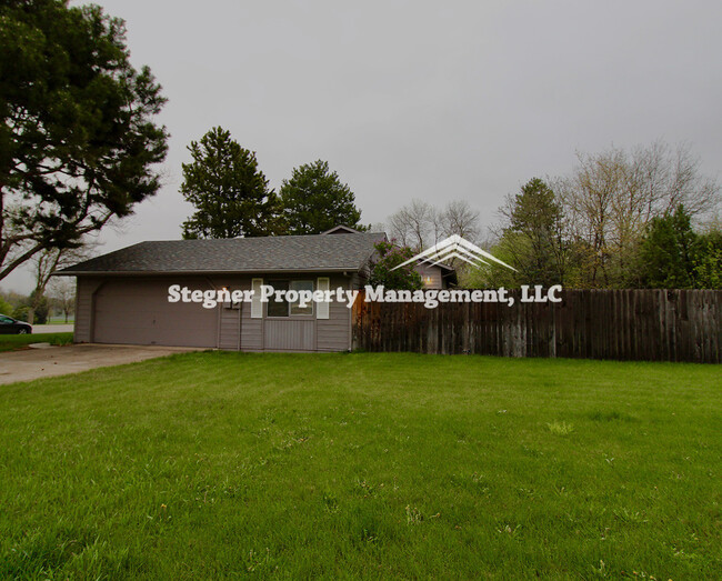 Building Photo - Great Home next to Edora Park