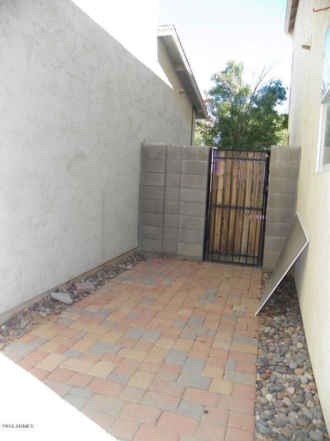 Building Photo - Phoenix Gem, 3 bed, 2.5 bath