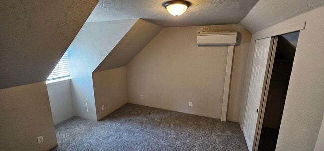 Building Photo - Large Yard - NE Grants Pass