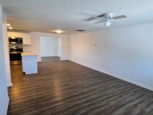 Building Photo - 3-bedroom by New Re-developed Paradise Val...