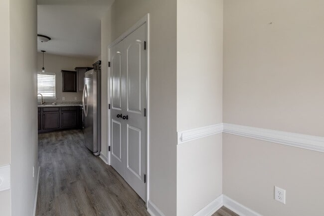 Building Photo - 300 Waylon Wy