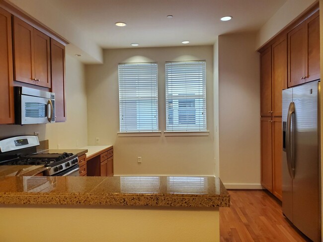 Building Photo - Spacious Townhome, Bonus Room, Fresh Paint...