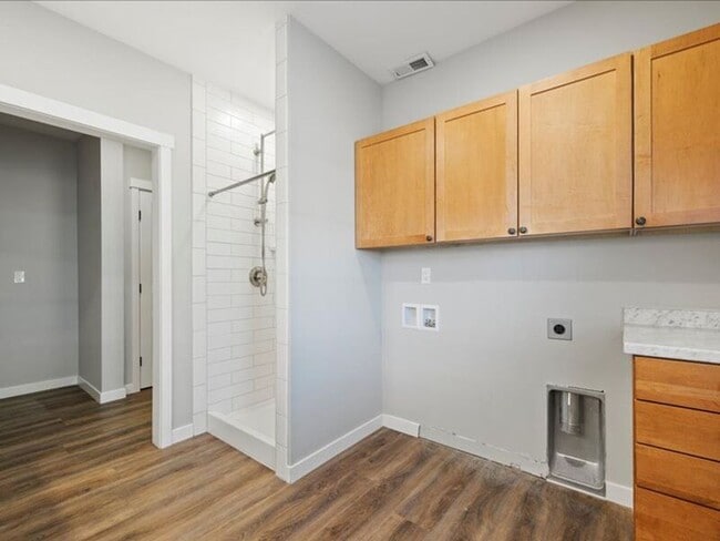 Building Photo - 617 Esperanza Ct