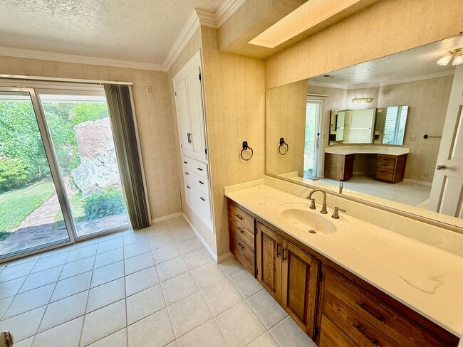 Building Photo - Distinctive and Spacious 5-BR Home in Bloomington