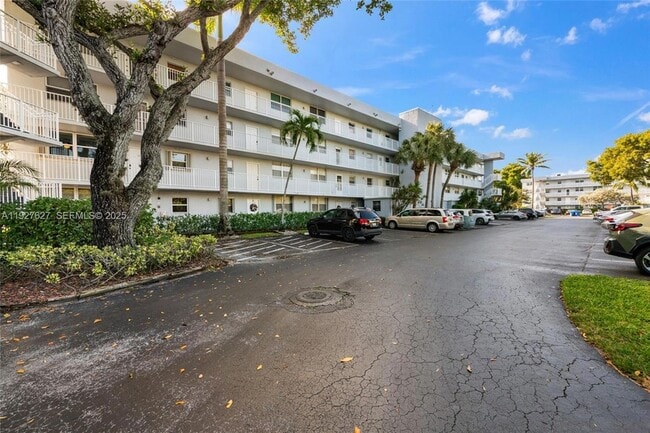 Building Photo - 116 Royal Pk Dr