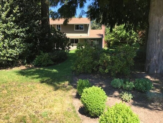 Building Photo - $4800 Beautiful park like 2 Story SFH,4BR,2.5BA, For Rent in Bellevue 98007